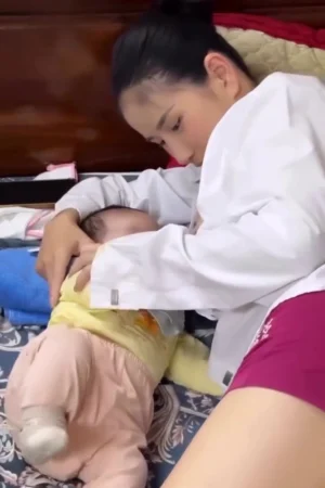 Full clip single mom nứng, mang con ra nghịch