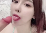 jennachew Trùm only fans cực hot – nhìn môi chúm chím bú con cu giả như này nó đã gì đâu