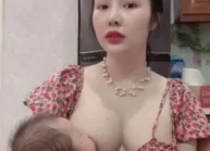 Single mom Nhungxinh8899 mới sinh nên vú cực căng, sờ đẫy tay lun(2)