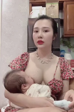 Single mom Nhungxinh8899 mới sinh nên vú cực căng, sờ đẫy tay lun(2)