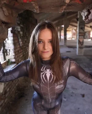 Yuryevij_Anh chàng nhiếp ảnh gia may mắn và cô nàng spider girl ướt át